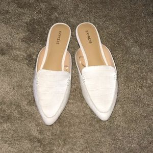 Textured pointed toe mules